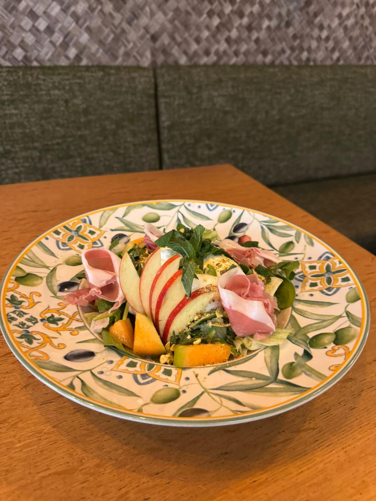 Insalata con burrata prosciutto frutta e pistacchi